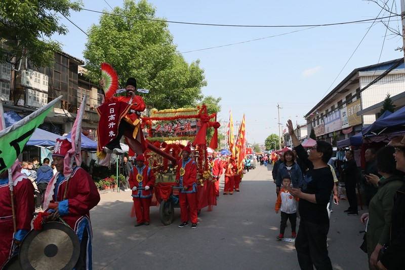 9澤州大陽(yáng)古鎮(zhèn)上精彩的演出讓游客嘆為觀止.JPG