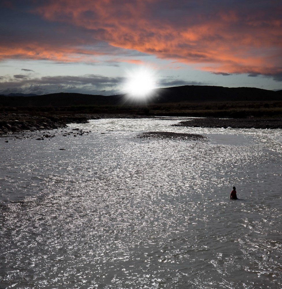 9一個(gè)人穿越大江大河，并走向那道白光（A man crossed the river and headed for the white light.） .jpg