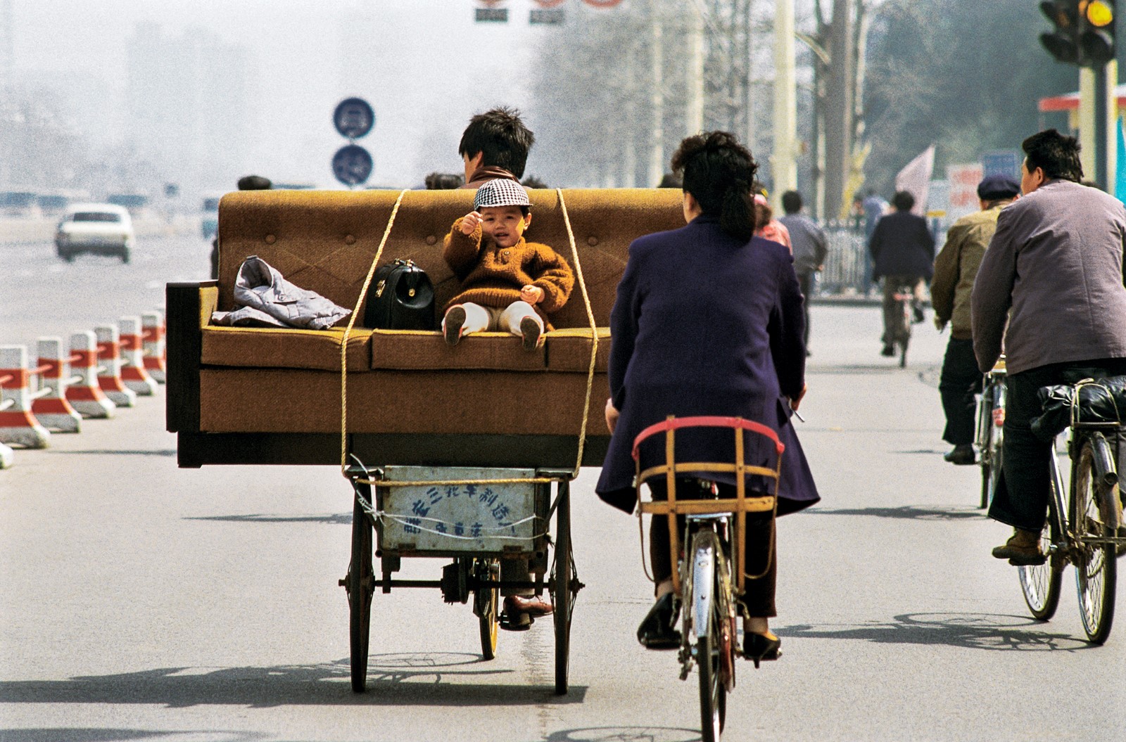 1984長安大街購買沙發(fā)的三口一家人（北京）.jpg