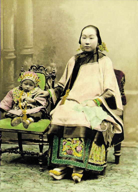 1帶孩子的少婦。1880年攝于香港。金伯宏供圖。（原載《老照片》第17輯）.jpg