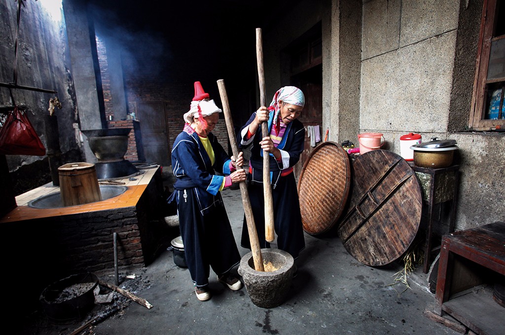 156 農(nóng)歷十月十六瑤山人過瑤年,舂糍粑(2010)金坑村.jpg